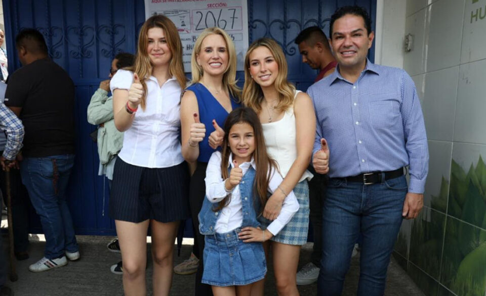 ACUDE ROMINA CONTRERAS A EMITIR SU VOTO