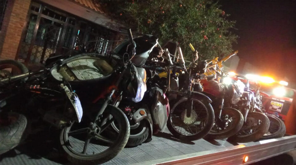 ASEGURA 28 MOTOCICLETAS Y UNA TONELADA Y MEDIA DE AUTOPARTES DURANTE CATEO