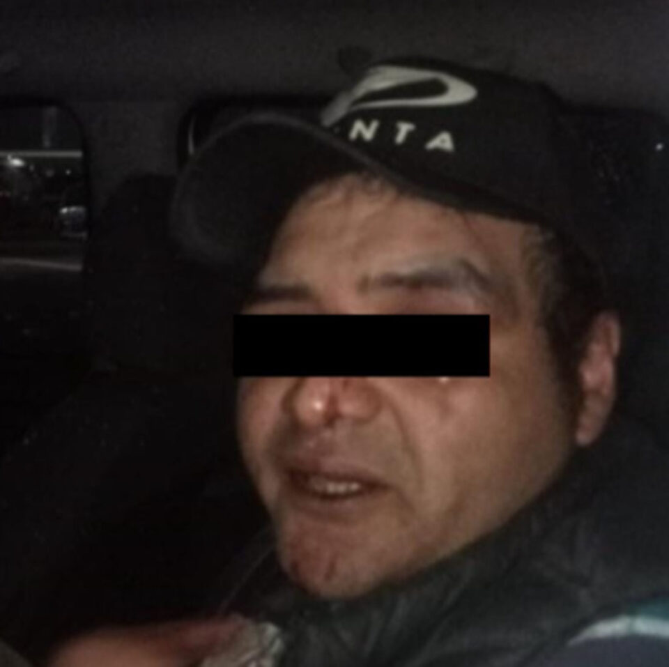 DETIENEN A SUJETO QUE ESPIABA A MENOR DE EDAD EN LOS BAÑOS DE UNA TIENDA DE CONVENIENCIA EN TLALNEPANTLA