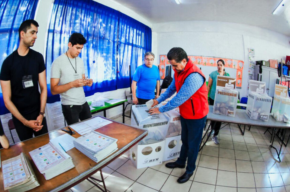 TONY RODRÍGUEZ EMITE VOTO ACOMPAÑADO DE SU FAMILIA