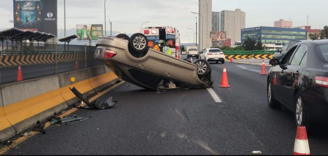 AUTOMÓVIL VUELCA EN EL SEGUNDO PISO DEL PERIFÉRICO 2