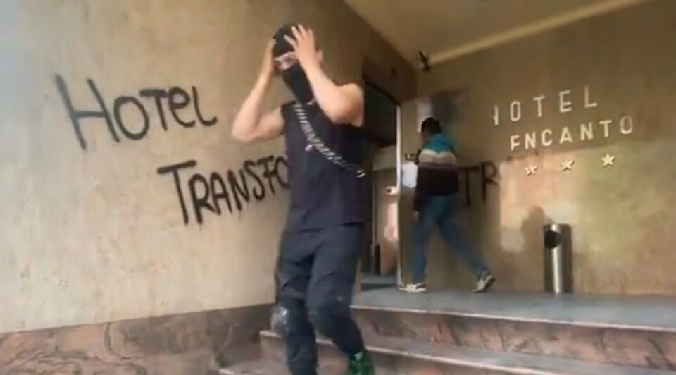 MANIFESTANTES CAUSAN DESTROZOS EN HOTEL DE TLALPAN