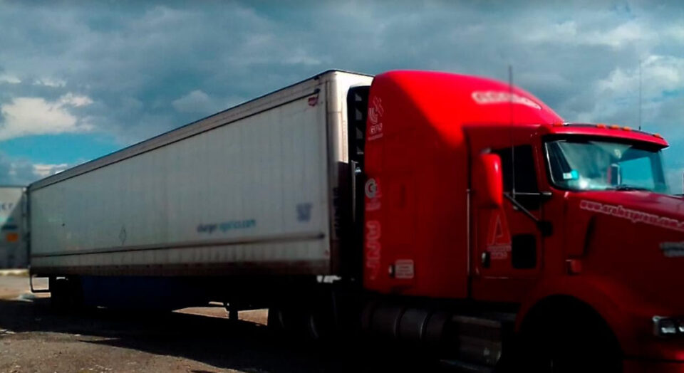 RESGUARDAN PREDIO DONDE SE ALMACENABA UN TRACTOCAMIÓN Y UNA CAJA SECA ROBADAS