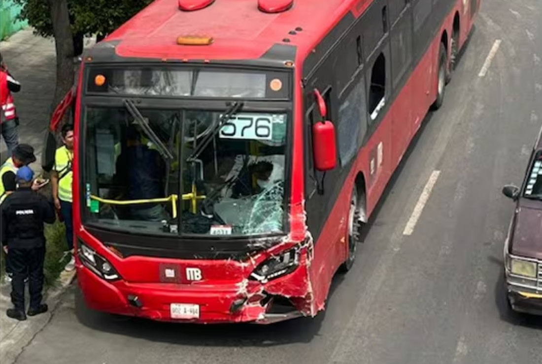 METROBÚS SE QUEDA SIN FRENO Y CHOCA CONTRA 11 VEHÍCULOS
