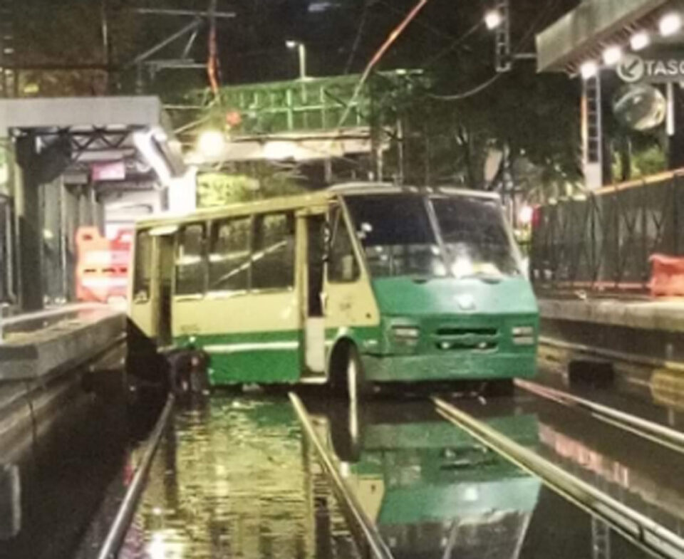 MICROBÚS SE QUEDA ATORADA EN VÍAS DE TREN LIGERO