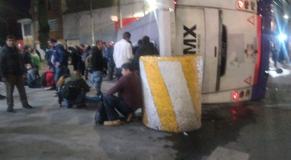 VUELCA AUTOBÚS DE PASAJEROS EN CALZADA IGNACIO ZARAGOZA, HAY 25 LESIONADOS
