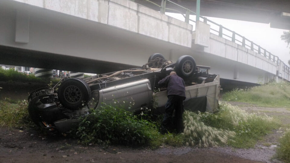 ATIENDE PC DE TLALNEPANTLA VOLCADURA EN PUENTE REYES HEROLES