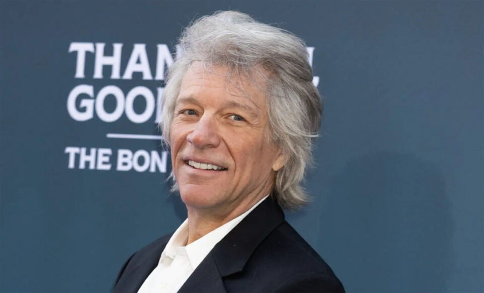 JON BON JOVI EVITA QUE MUJER SALTE DE UN PUENTE EN EU