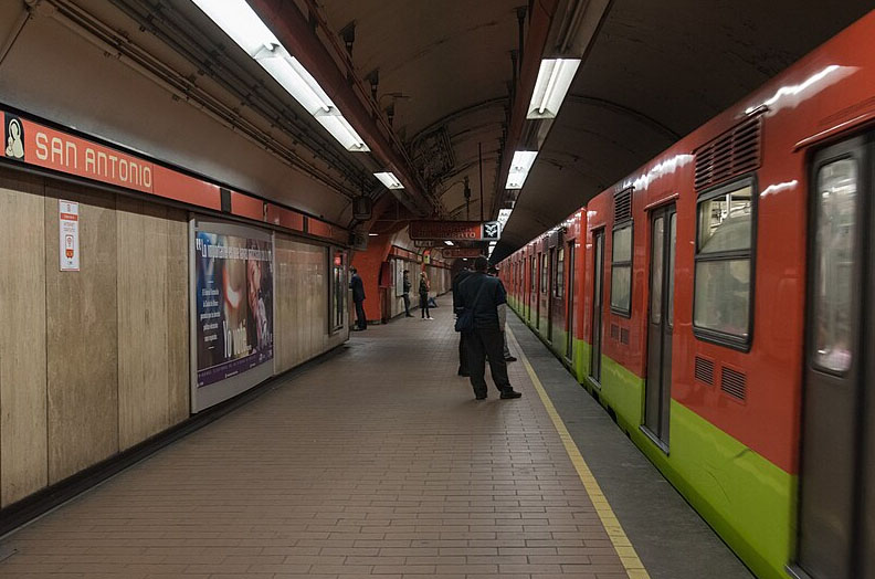 JOVEN SE ARROJA A LAS VÍAS EN LA ESTACIÓN SAN ANTONIO DE LA LÍNEA 7
