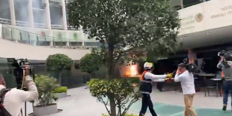 LANZAN PETARDOS CONTRA LA SEDE DEL SENADO