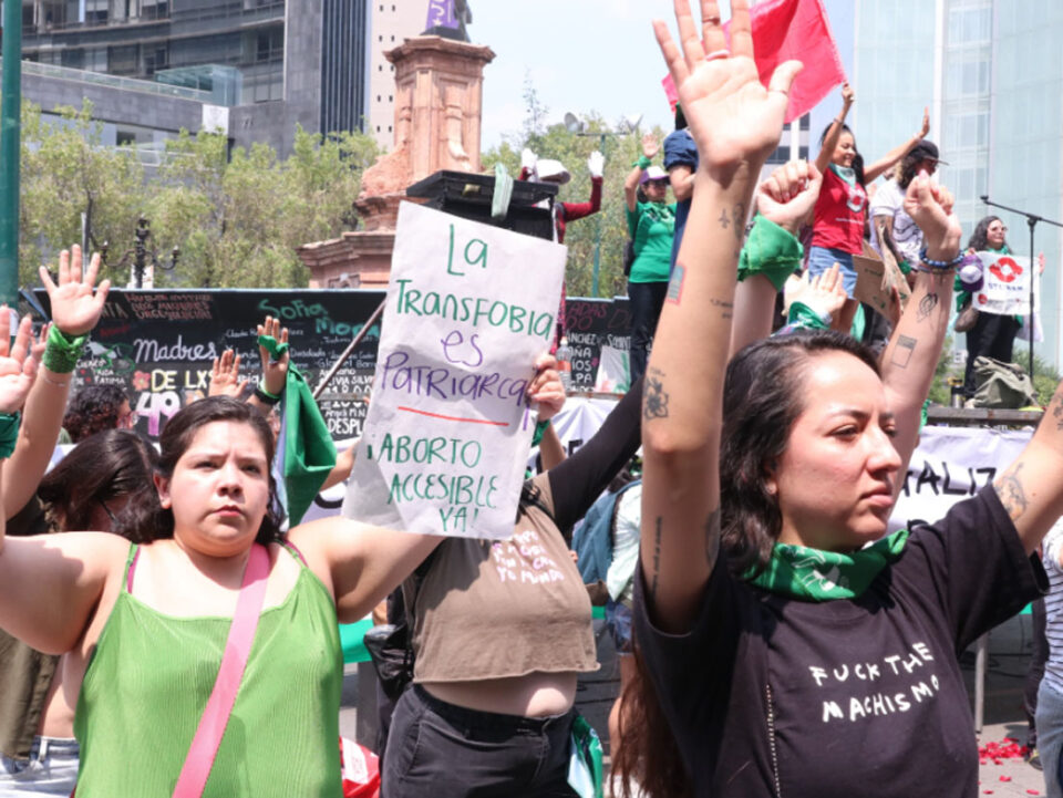 MUJERES SE MANIFIESTAN EN LA CDMX A FAVOR DEL ABORTO LEGAL