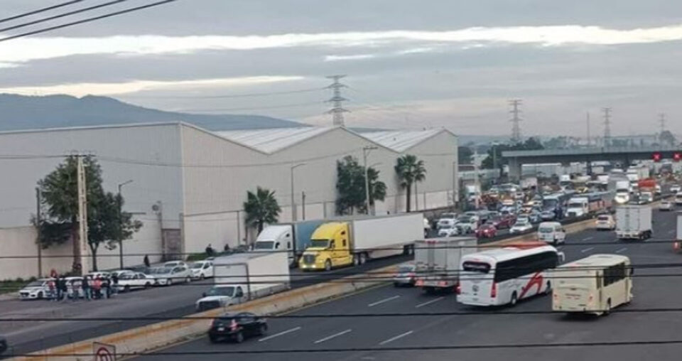 TRANSPORTISTAS SE MANIFIESTAN POR EXTORSIONES EN LA MÉXICO-QUERÉTARO