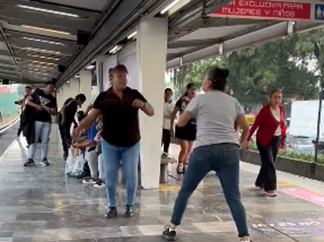 VENDEDORAS AMBULANTES SE PELEAN EN EL METRO DE LA CDMX