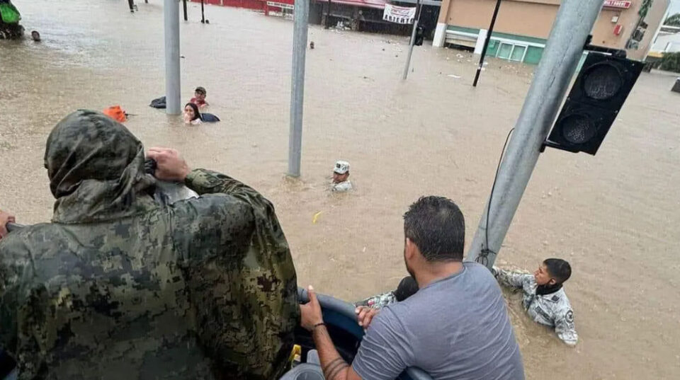 ‘JOHN’ DEJA ACAPULCO BAJO EL AGUA
