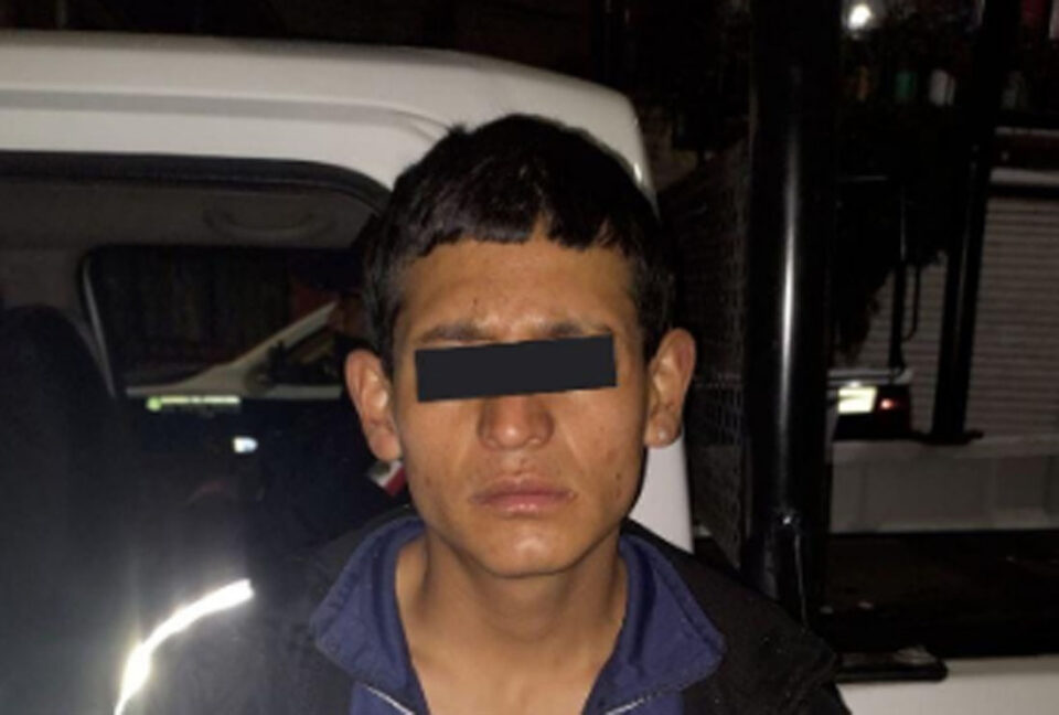 DETIENEN A PROBABLE NARCOMENUDISTA ABORDO DE UNA MOTO SIN PLACAS EN TLALNEPANTLA