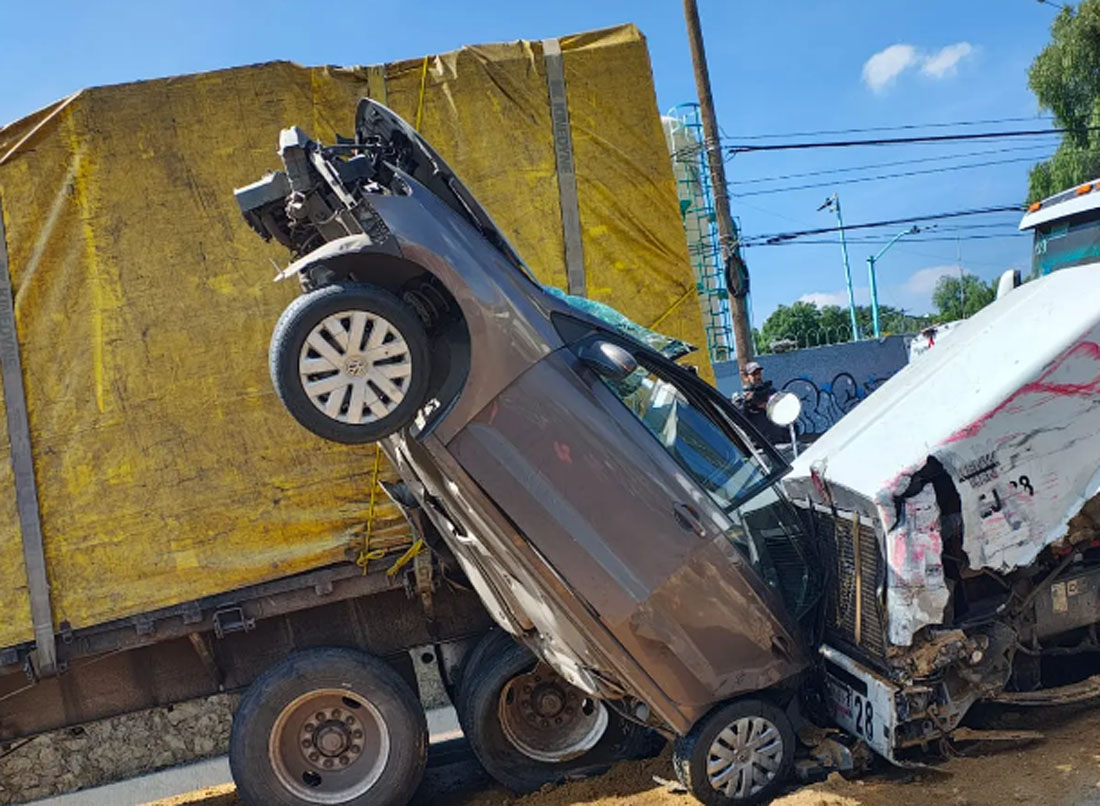 TRÁILER SIN FRENOS PROVOCA CARAMBOLA EN LA AUTOPISTA MÉXICO-PUEBLA