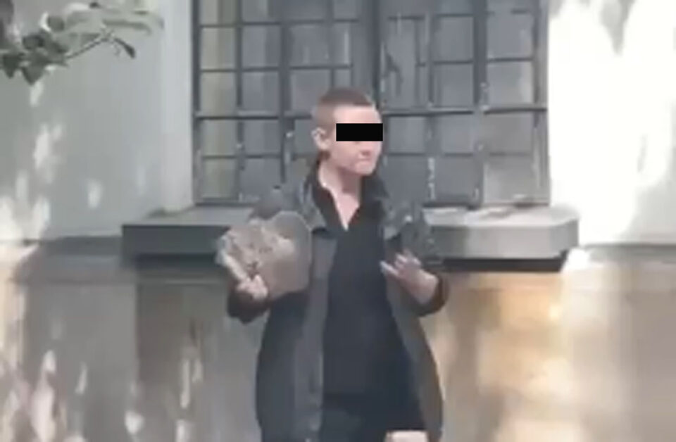 DETIENEN A UNA MUJER ESTADOUNIDENSE ACUSADA DE AGREDIR A VECINOS DE LA CUAUHTÉMOC