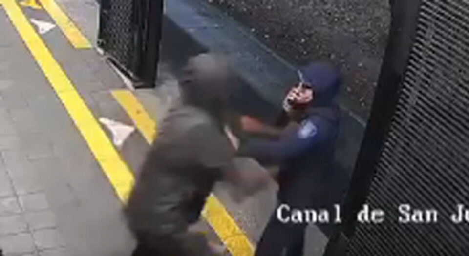 HOMBRE ARROJA A MUJER POLICÍA AL PASO DEL METROBÚS EN CANAL DE SAN JUAN