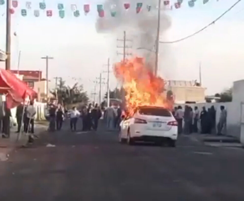 LINCHAN Y QUEMAN A PRESUNTOS EXTORSIONADORES EN EL EDOMEX