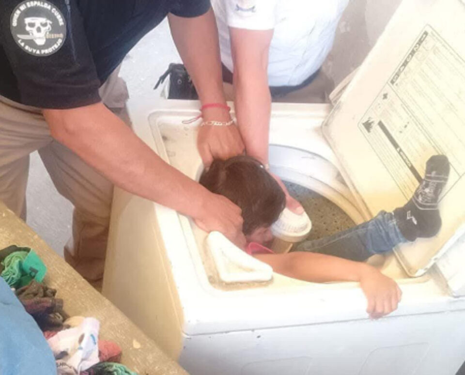 RESCATAN A NIÑO QUE QUEDÓ ATRAPADO EN UNA LAVADORA