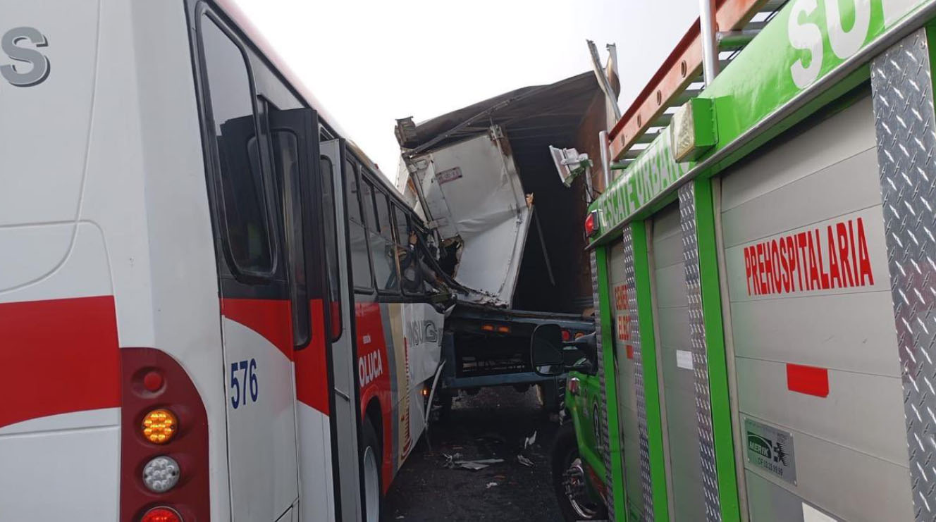 CHOQUE DE AUTOBÚS DEJA AL MENOS 10 LESIONADOS EN ALMOLOYA DE JUÁREZ