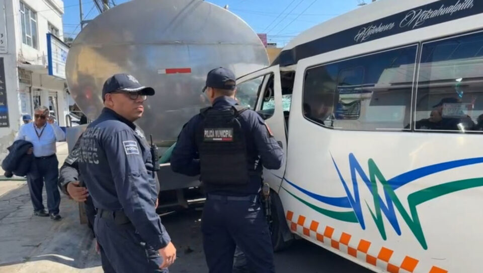DEJA 8 LESIONADOS CHOQUE DE COMBI CONTRA PIPA EN ECATEPEC