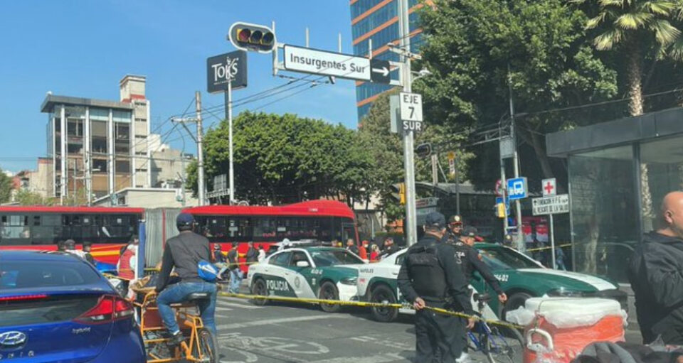 INTENTO DE ASALTO DESATA BALACERA AFUERA DEL METRO INSURGENTES SUR