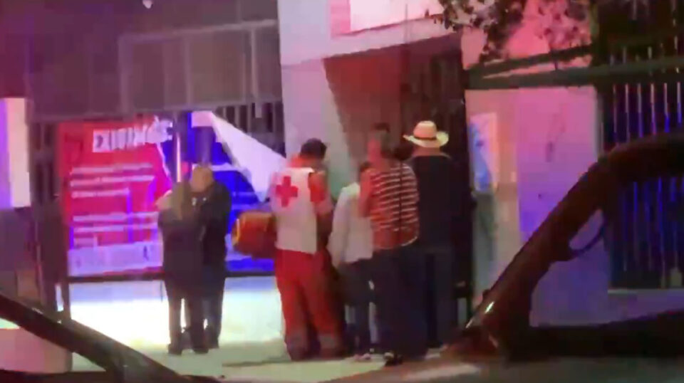 ADOLESCENTE ES GOLPEADA POR SUS COMPAÑERAS AFUERA DE SECUNDARIA EN SONORA