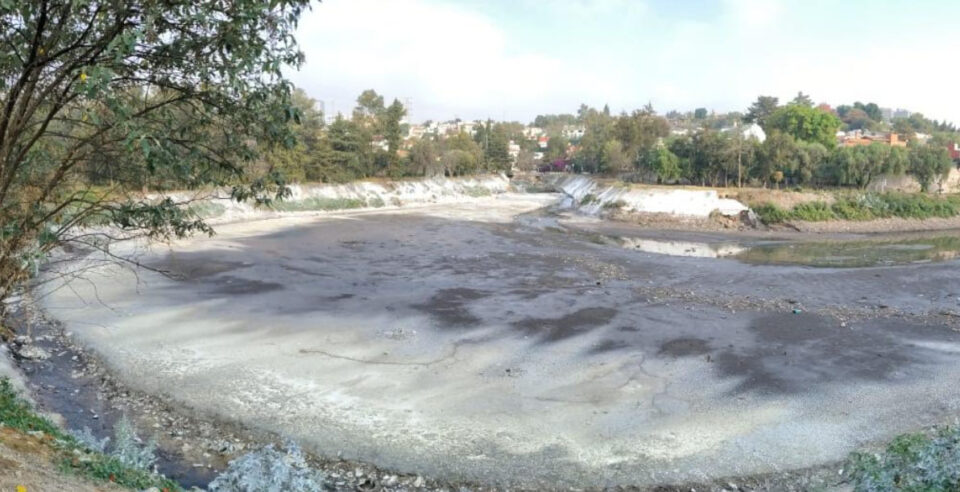 APLICA AGUAS DE HUIXQUILUCAN CAL VIVA EN “EL CAPULÍN” PARA REDUCIR MALOS OLORES