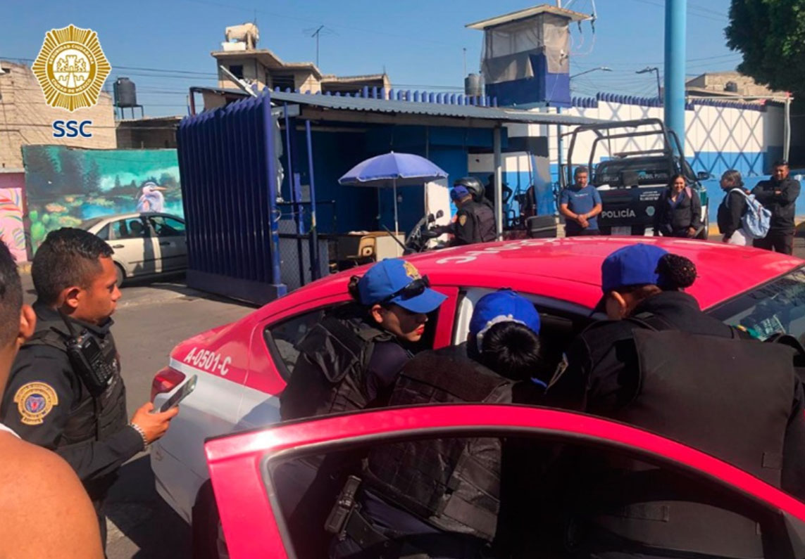 POLICÍAS DE CDMX AYUDAN A MUJER EN LABOR DE PARTO DENTRO DE UN TAXI EN IZTAPALAPA