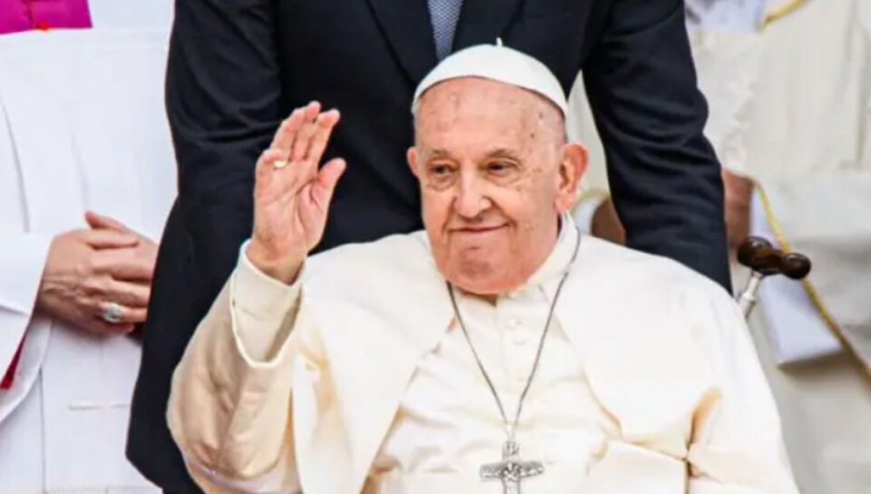 PRESENTA EL PAPA FRANCISCO “LIGERA MEJORÍA”