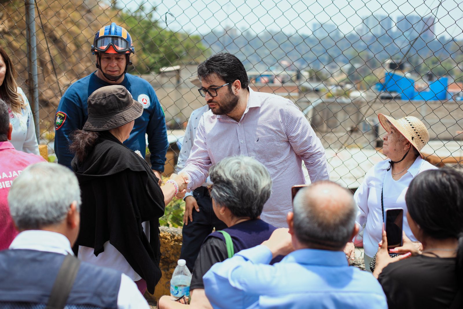 Isaac Montoya escucha a vecinos de  Naucalpan