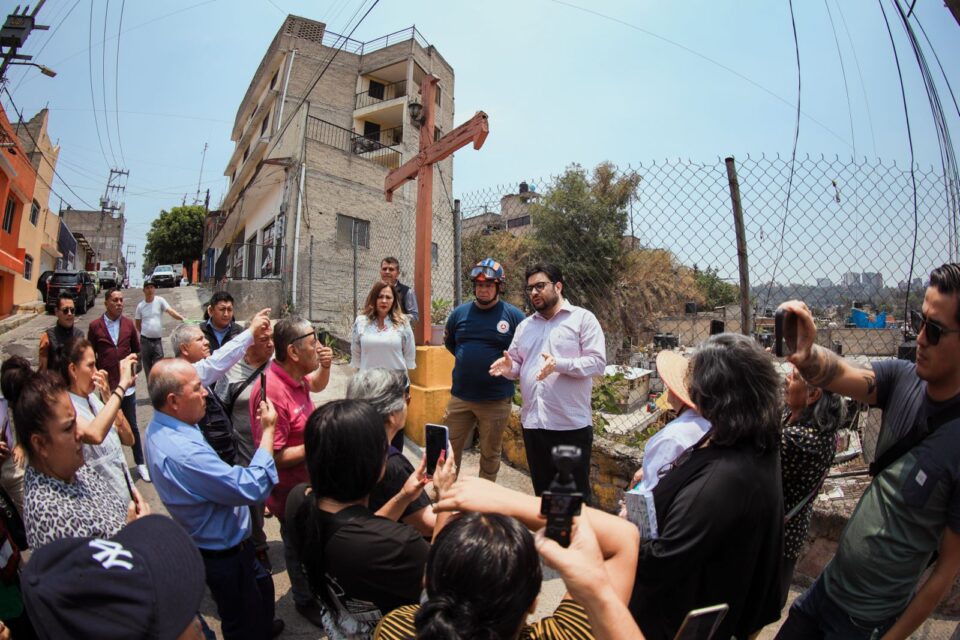 Isaac Montoya habla con vecinos de Naucalpan