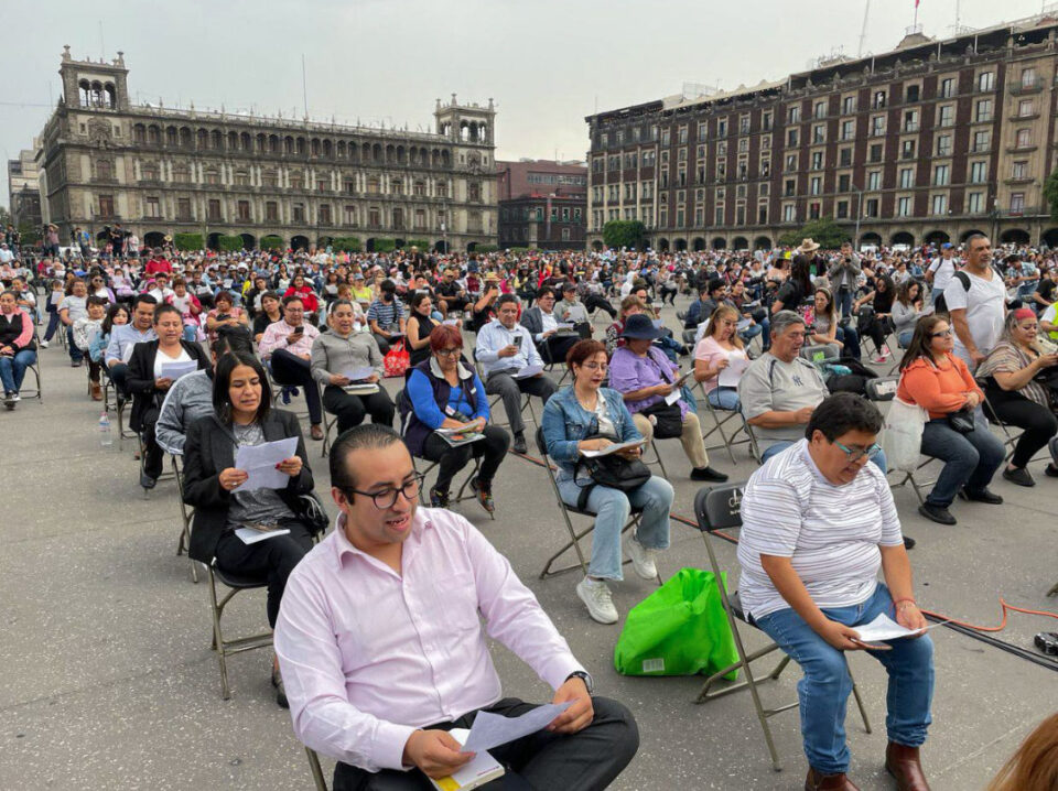 personas leyendo en el primer lectómetro en el zócalo de la cdmx
