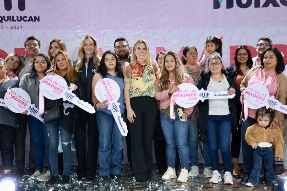 Huixquilucan regala 14 casas a mamás