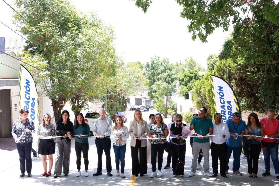 Gobierno de Huixquilucan repavimenta calle en lomas de tecamachalco