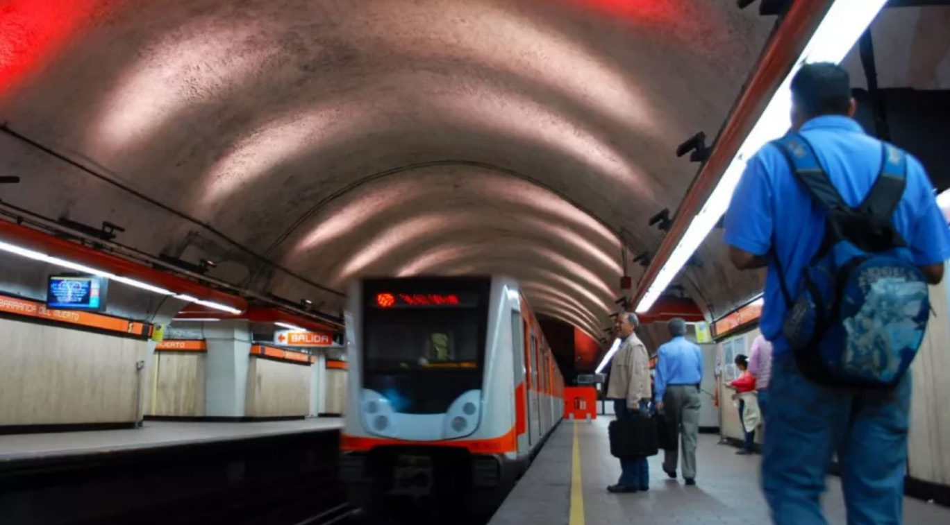 detienen a cuatro hombres por realizar actos sexuales en el Metro