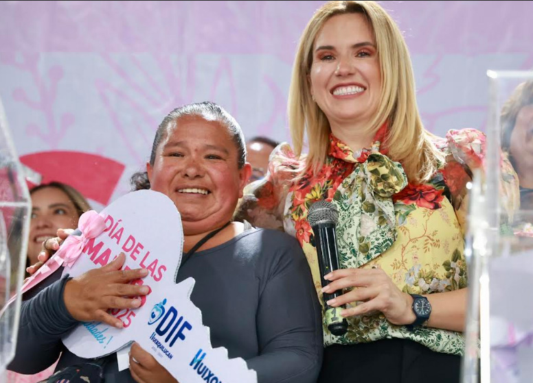 Huixquilucan regala 14 casas a mamás