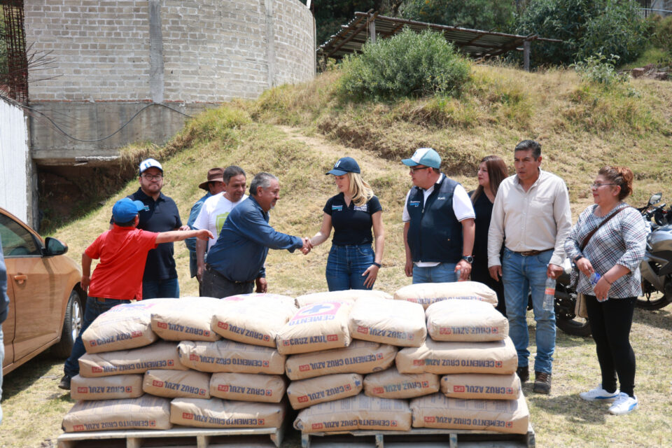Entregan cemento para mejorar viviendas en Huixquilucan