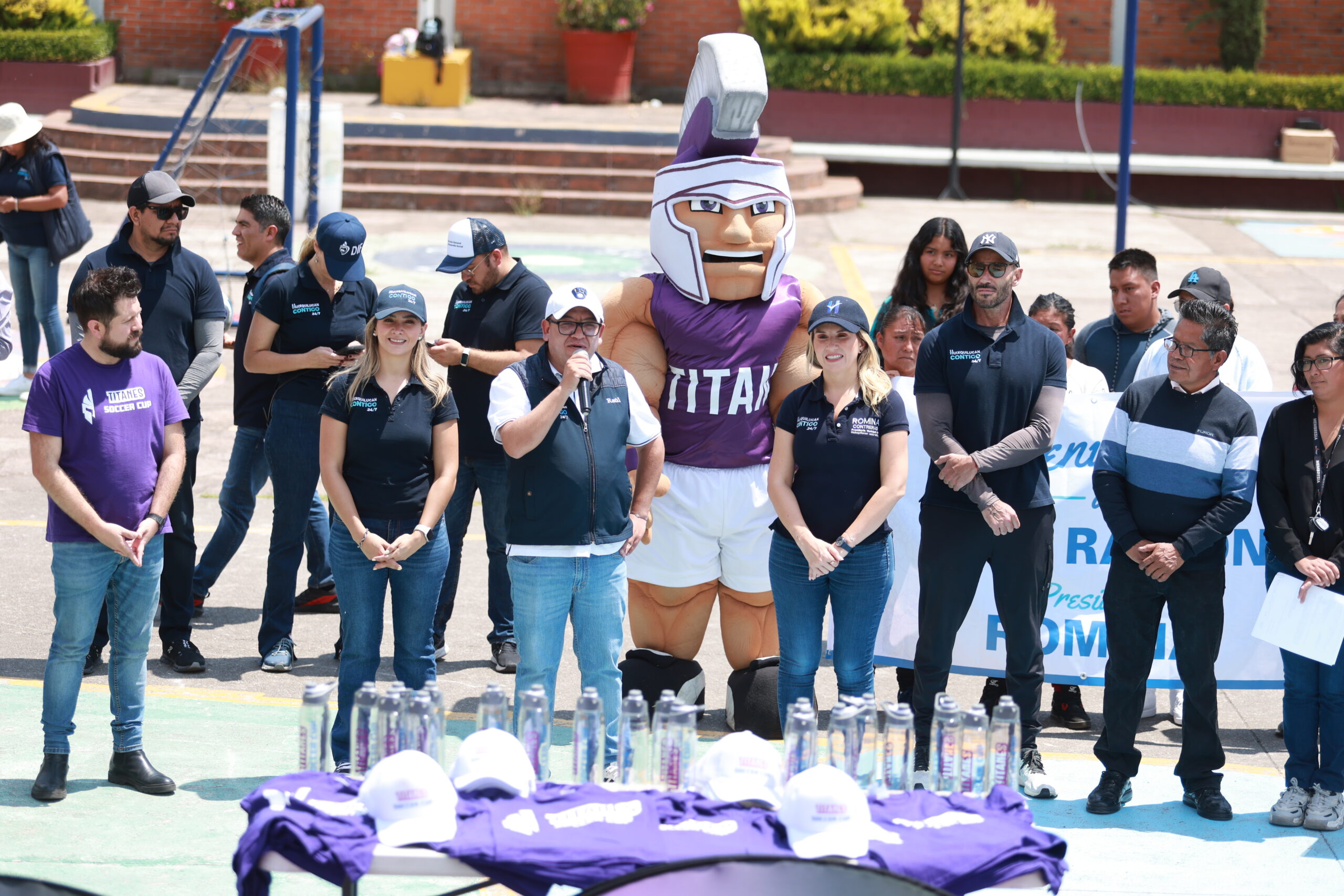 Huixquilucan entrega equipo deportivo para impulsar la activación física en estudiantes