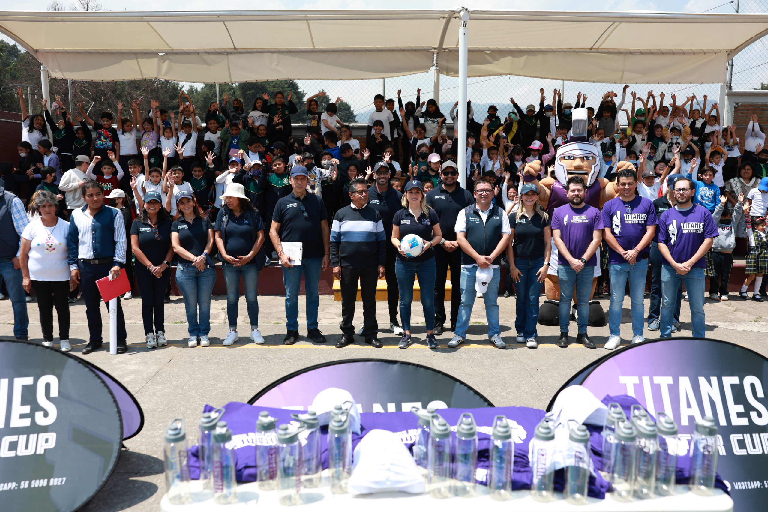 Entregaron uniformes a estudiantes de Huixquilican