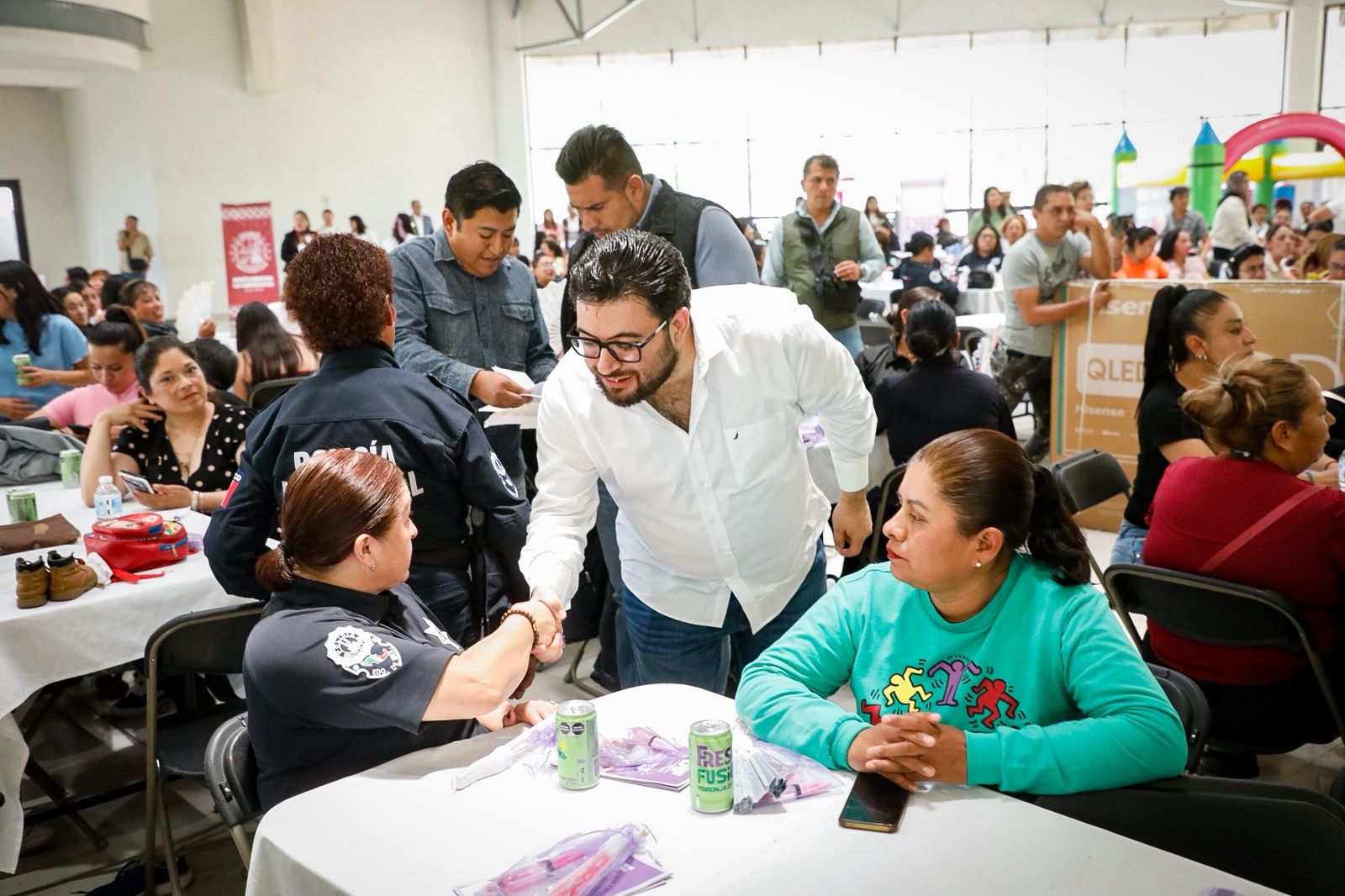 Isaac Montoya celebrando el Día de las Madres y del Maestro 
