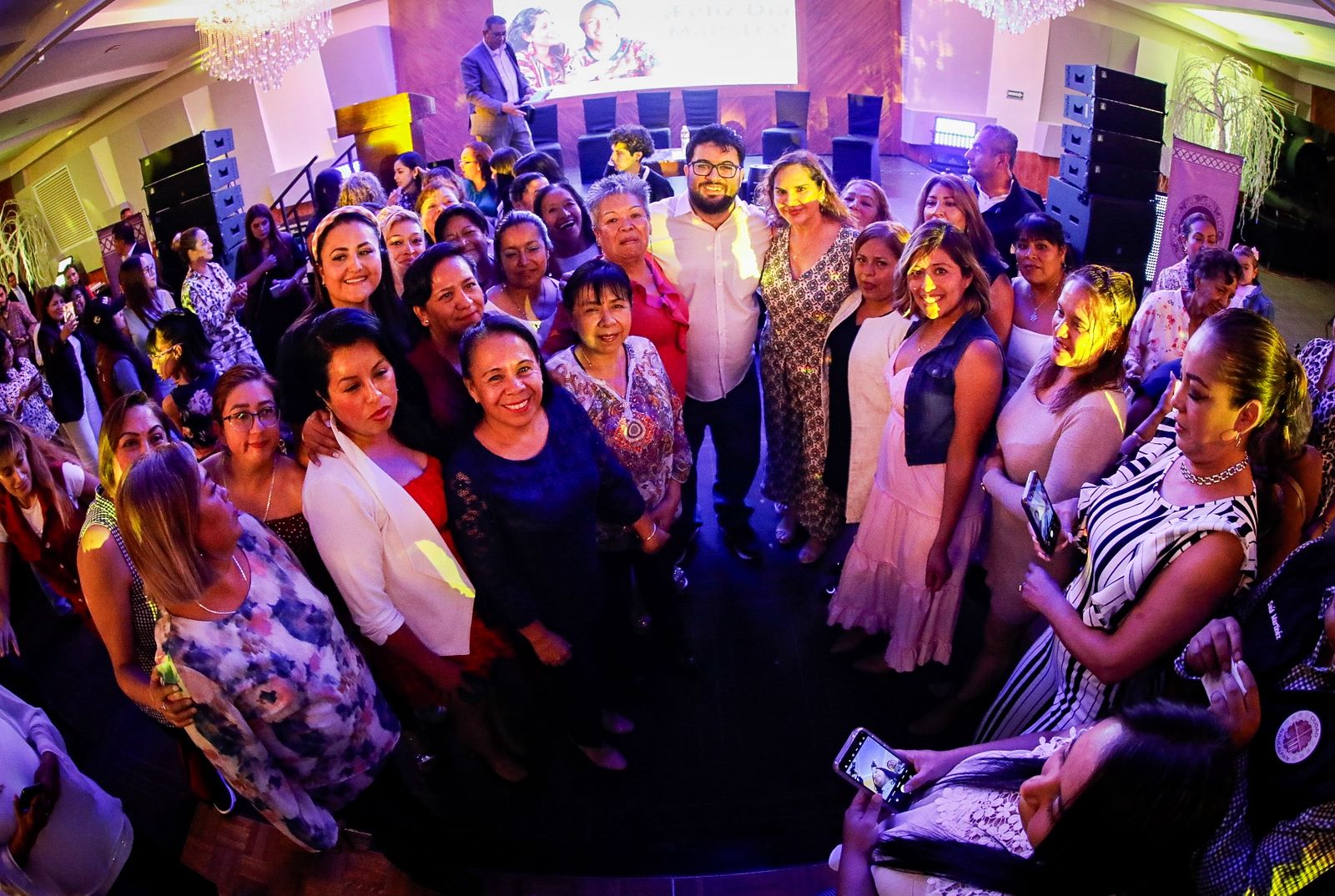 Isaac Montoya celebrando el día de las madres y del maestro 