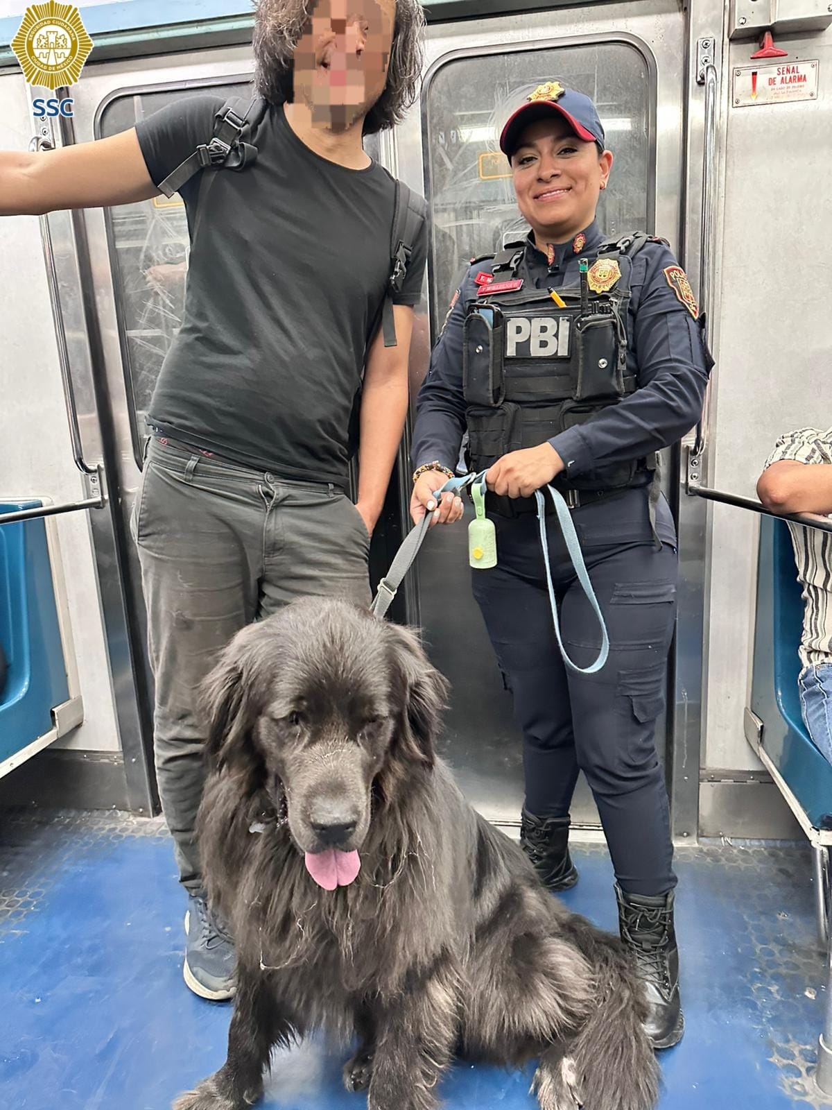 Policía auxilia a ciudadano estadounidense con perrito de apoyo emocional en el Metro
