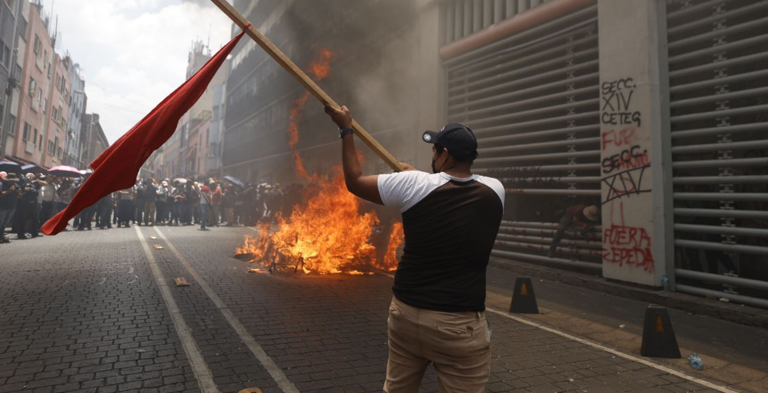 CETEG irrumpe en sede del SNTE y provoca incendio