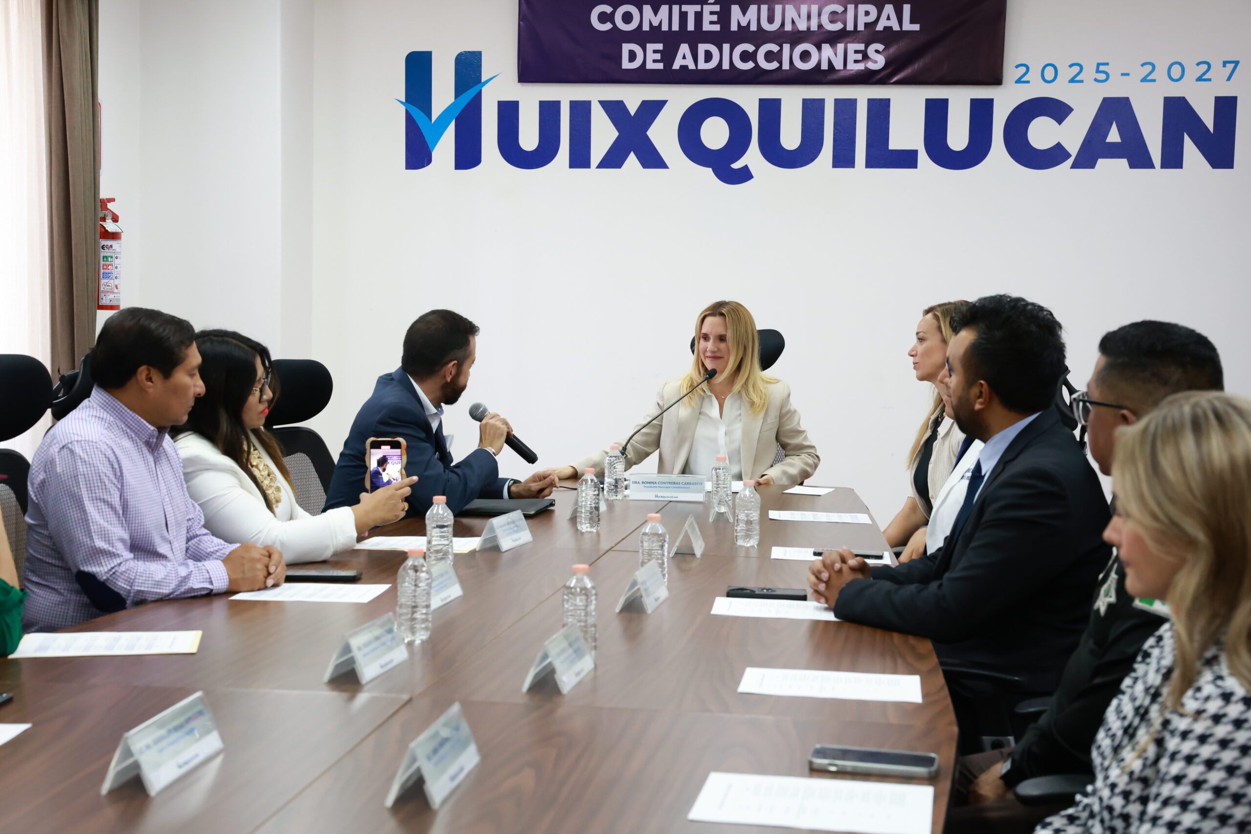 Romina Contreras les tomó protesta 