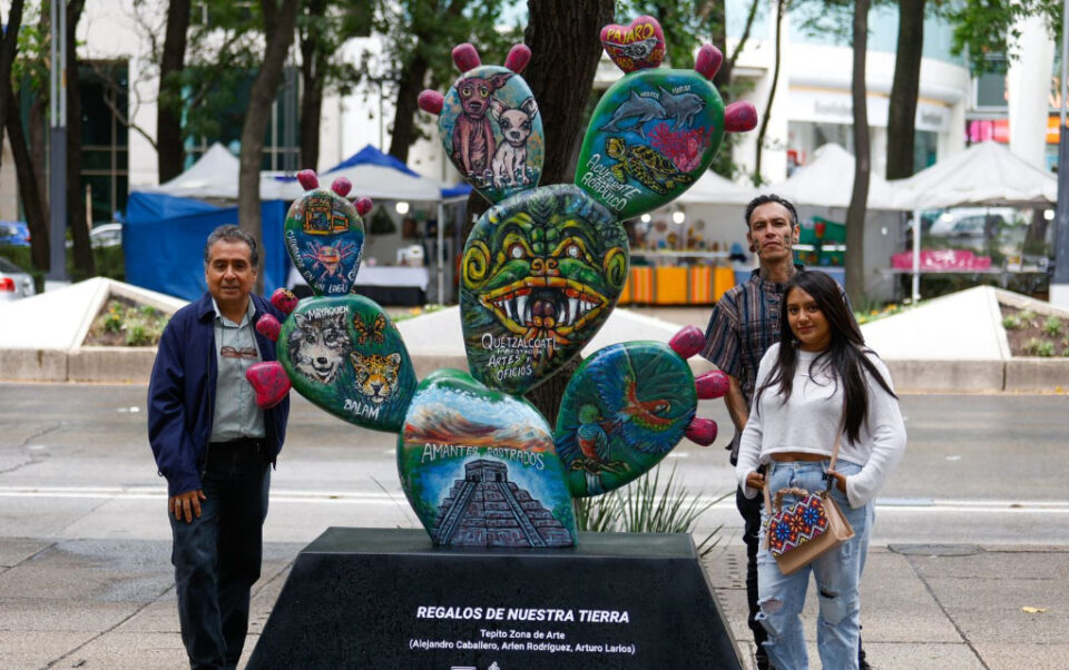 Arte monumental comunitario florece en reforma con exposición “nopalera en el corazón”