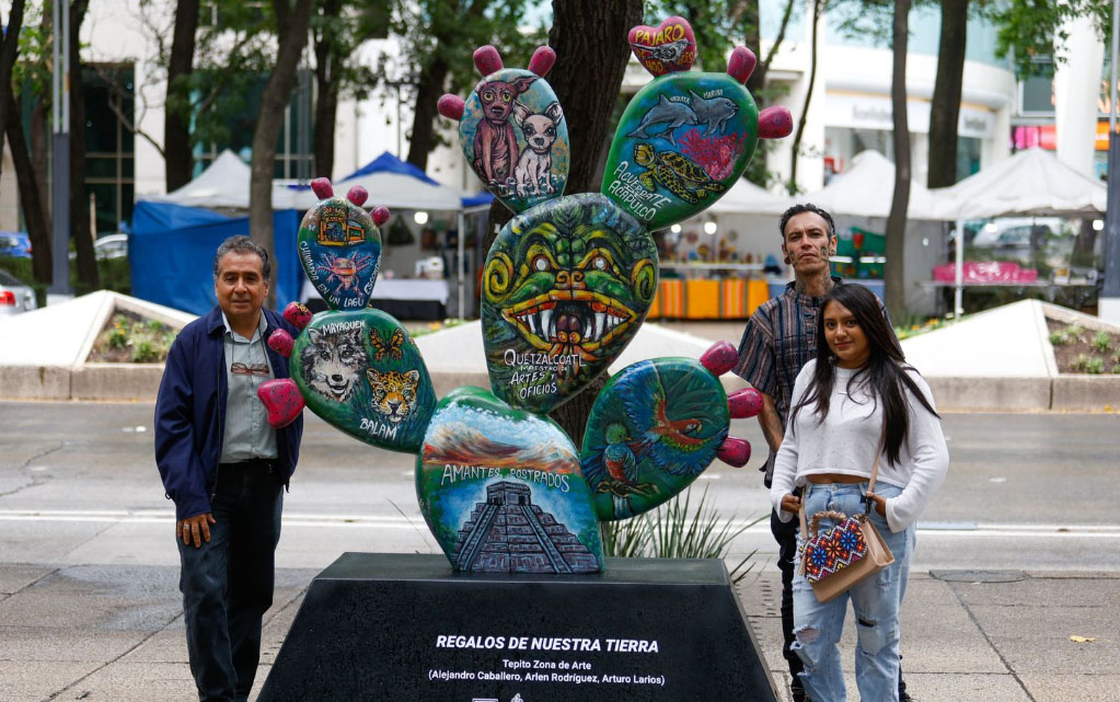 Arte monumental comunitario florece en reforma con exposición “nopalera en el corazón”
