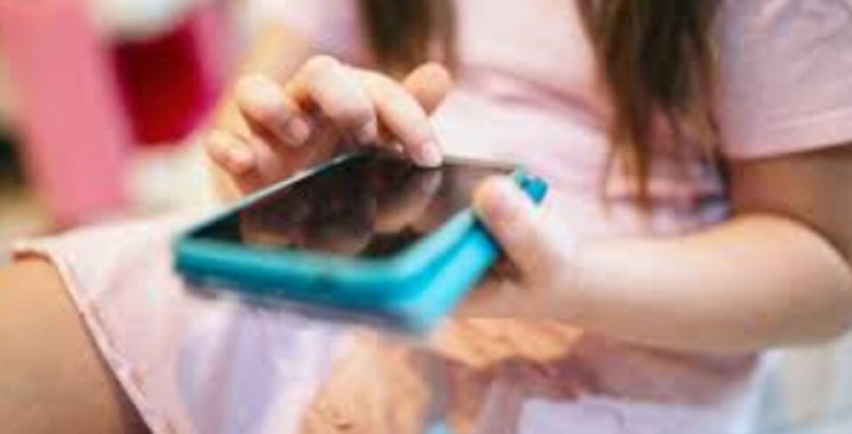 Proponen castigar contacto con menores en redes con fines de abuso sexual