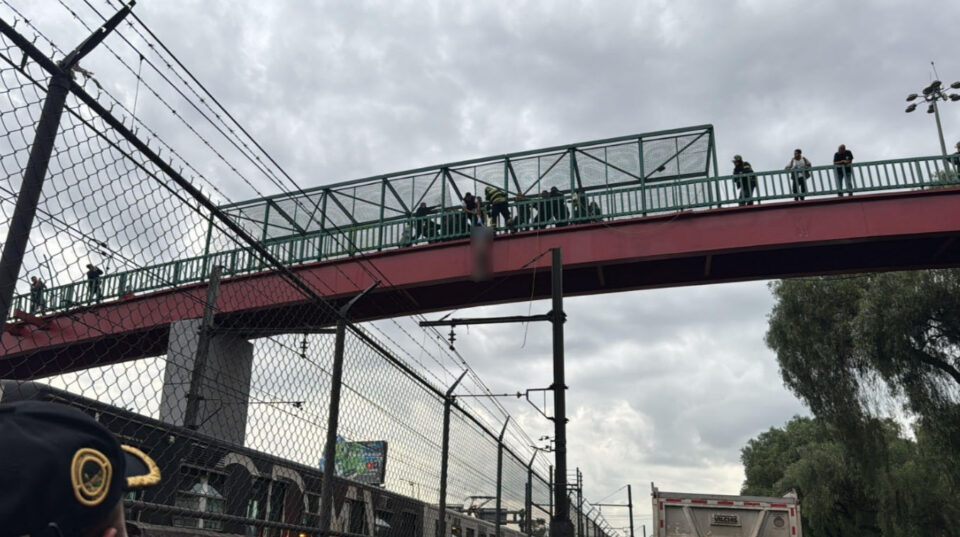 hombre arrojarse puente peatonal